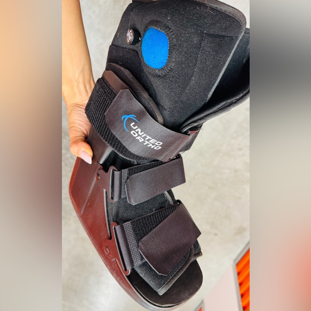 United Ortho Short Air Cam Walker Fracture Boot Size SM, Black